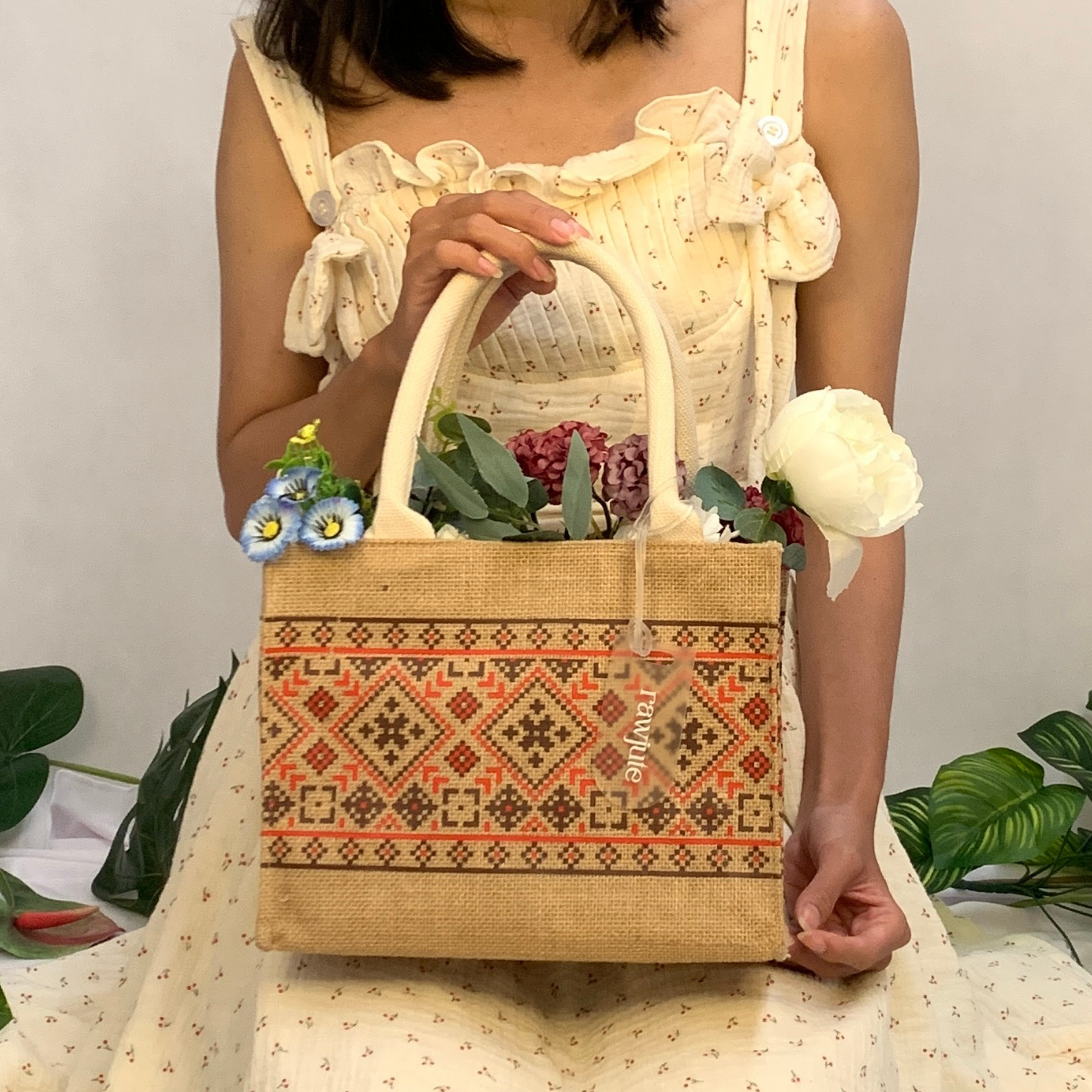 Pengrajin RawJute menjahit tas jute
